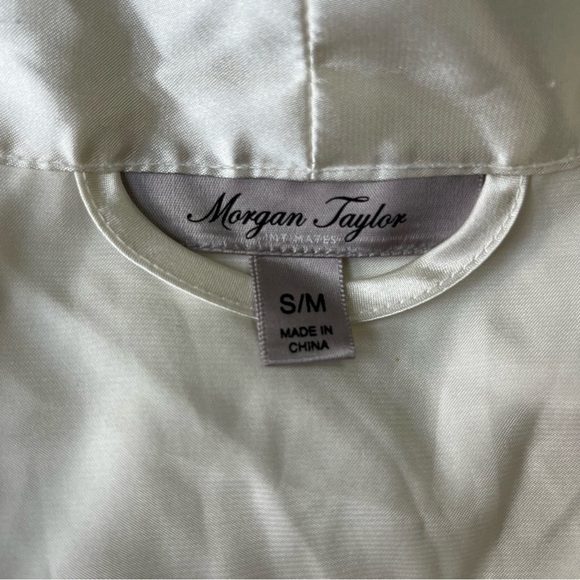 Morgan Taylor Cream Satin Robe Size Small/Medium - Picture 5 of 6